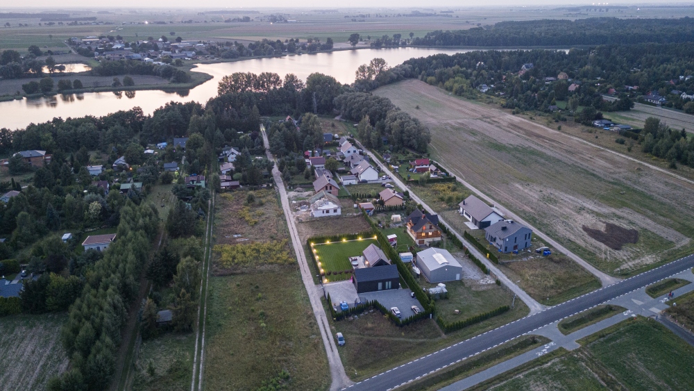 Okolica działki w pobliżu Poznania – dojazd, sąsiedztwo i tereny zielone, widok z drona. Budowa domów Poznań – okolica działki, dojazd i sąsiedztwo (widok z drona)