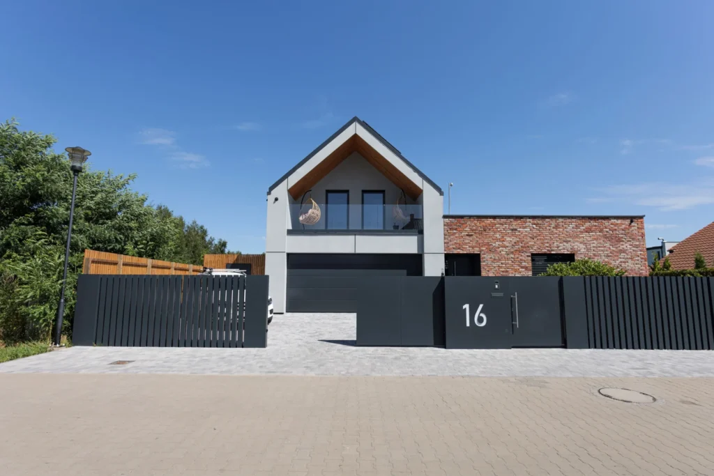 Budowa domu premium Dąbrówka – elewacja z cegły rozbiórkowej