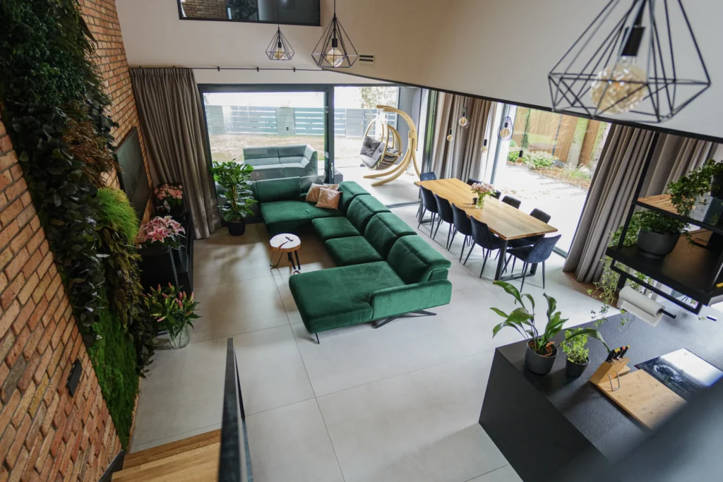Budowa domu premium Mościenica – wysoki salon z widokiem