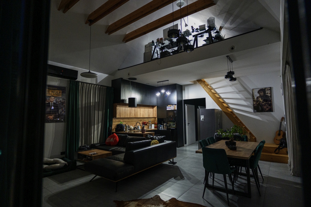 Dom premium – wysoki salon z antresolą i kuchnią otwartą, komfort na co dzień