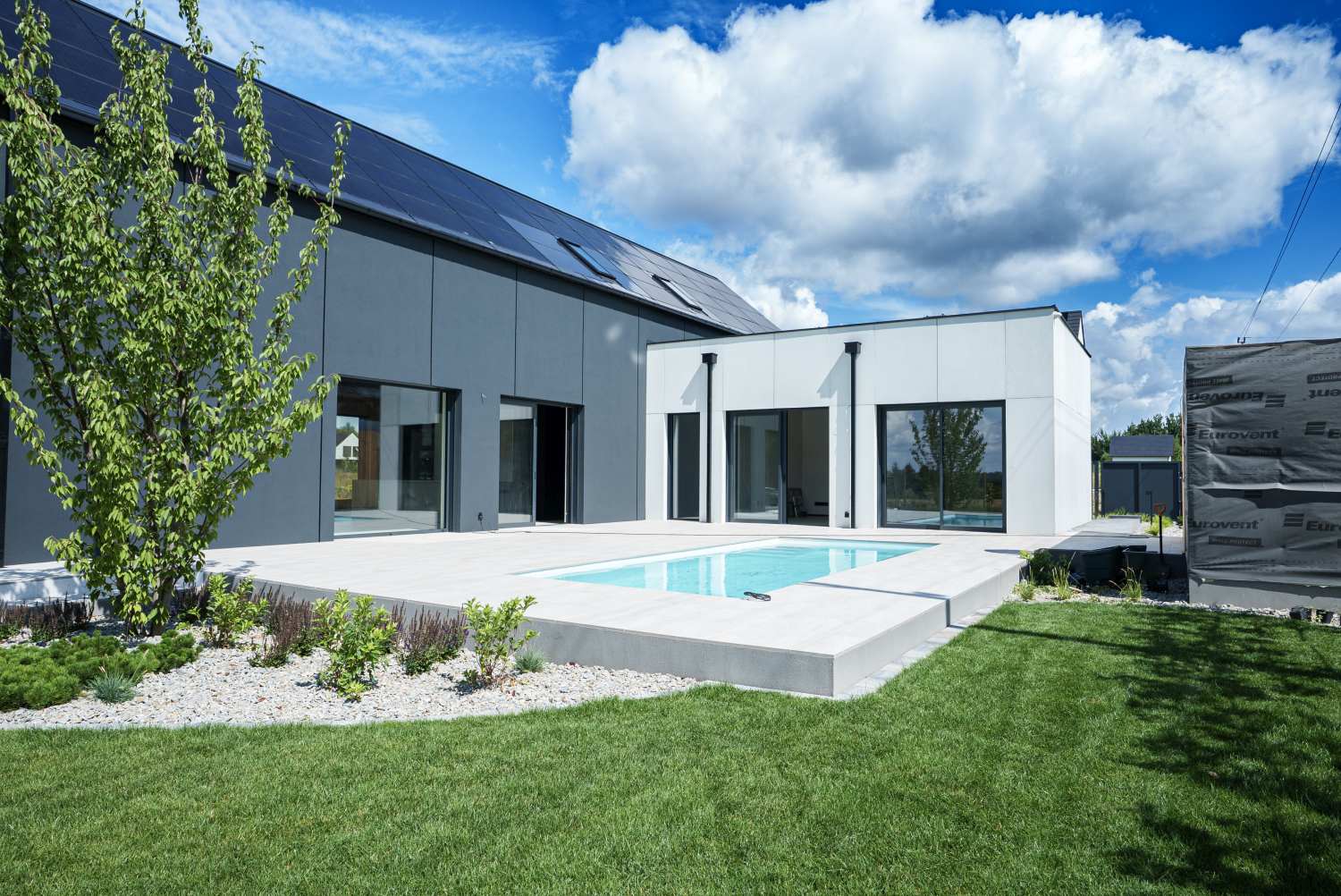 Ogród premium z tarasem i basenem – projekty domów premium, Poznań