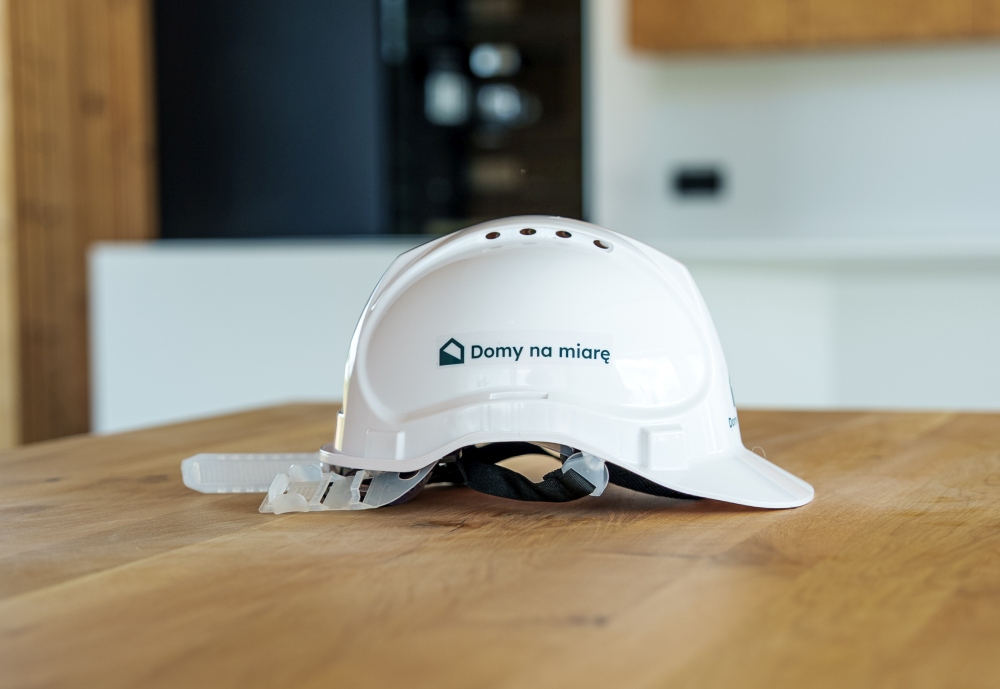 Kask budowlany Domy na Miarę – symbol kontroli jakości przy budowie domu pod klucz