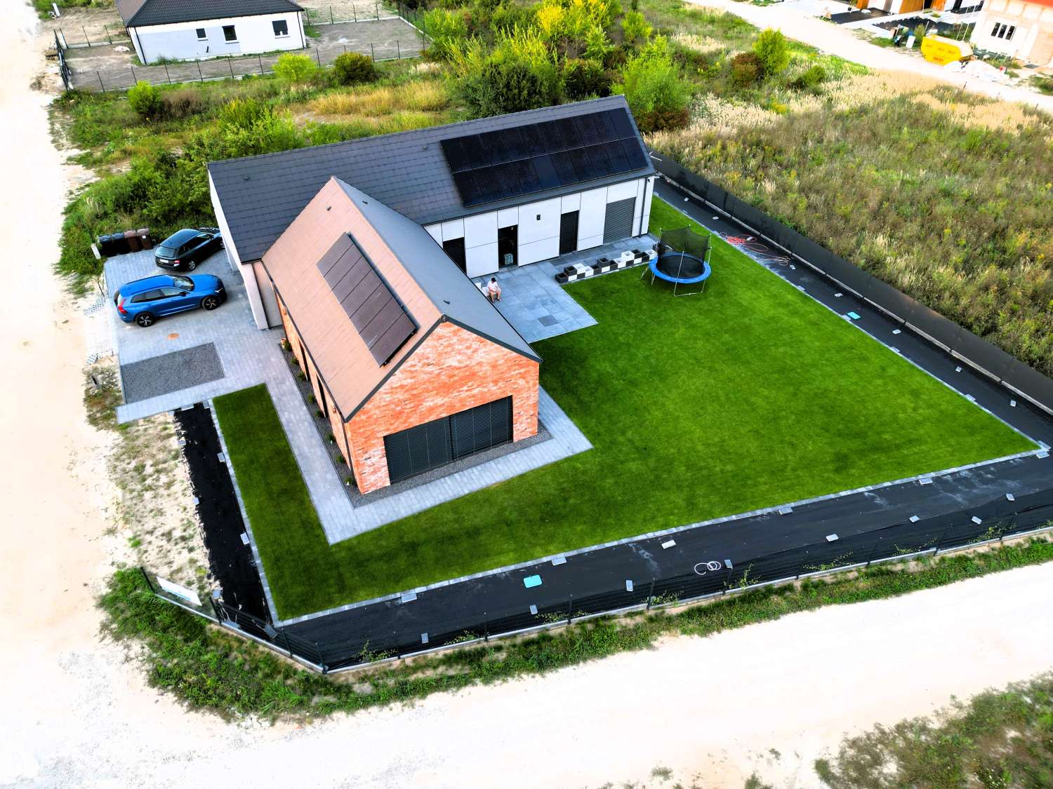 Widok z lotu ptaka na nowoczesny energooszczędny dom z panelami fotowoltaicznymi