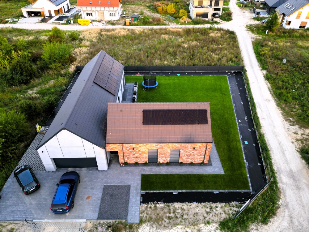 Fotowoltaika na nowym domu premium – widok z góry, Poznań.