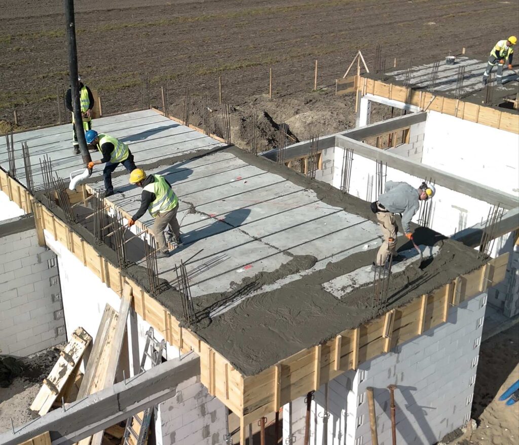 Ekipa budowlana podczas realizacji domu pod klucz w Wielkopolsce