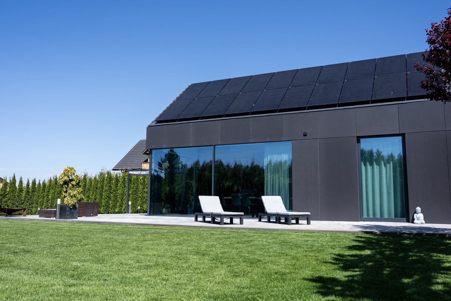 Dom energooszczędny prąd – nowoczesny budynek z fotowoltaiką