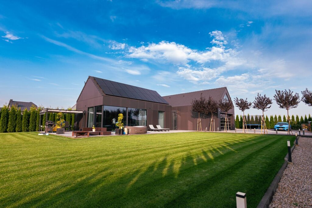 Dom energooszczędny a prąd – nowoczesny dom z fotowoltaiką i tarasem