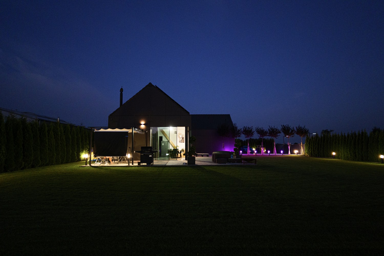 Dom pod klucz w Wielkopolsce z nowoczesnym oświetleniem i ogrodem