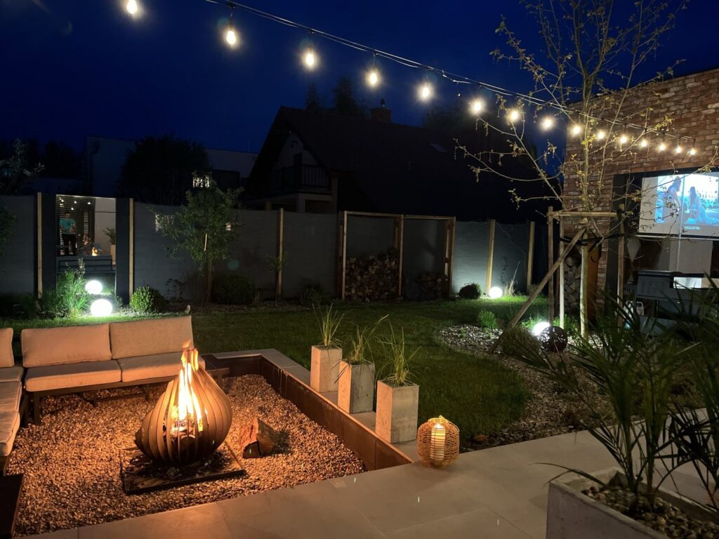 Nowoczesny ogród z paleniskiem przy domu pod Poznaniem