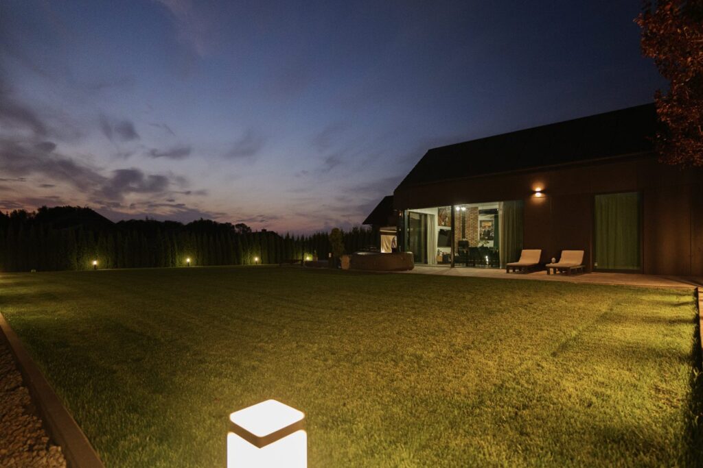 Dom premium Poznań – realizacja nocą z oświetlonym ogrodem