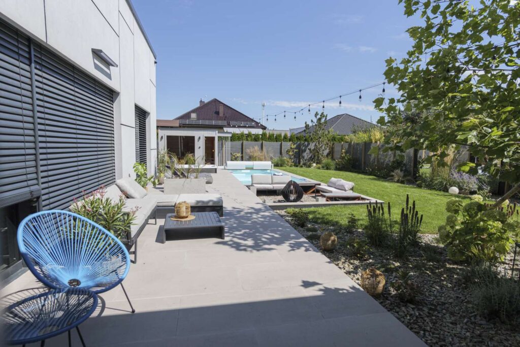 Dom premium Poznań – taras i ogród z basenem w nowoczesnej realizacji