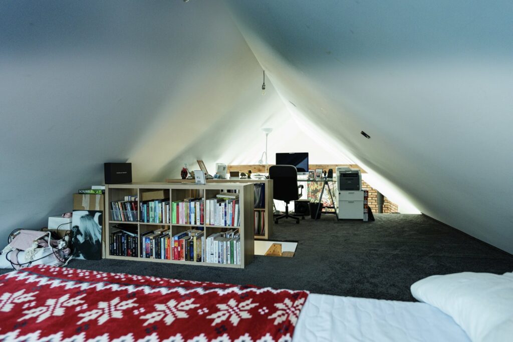 Nowoczesne wnętrze domu z naturalnym oświetleniem i systemem klimatyzacji