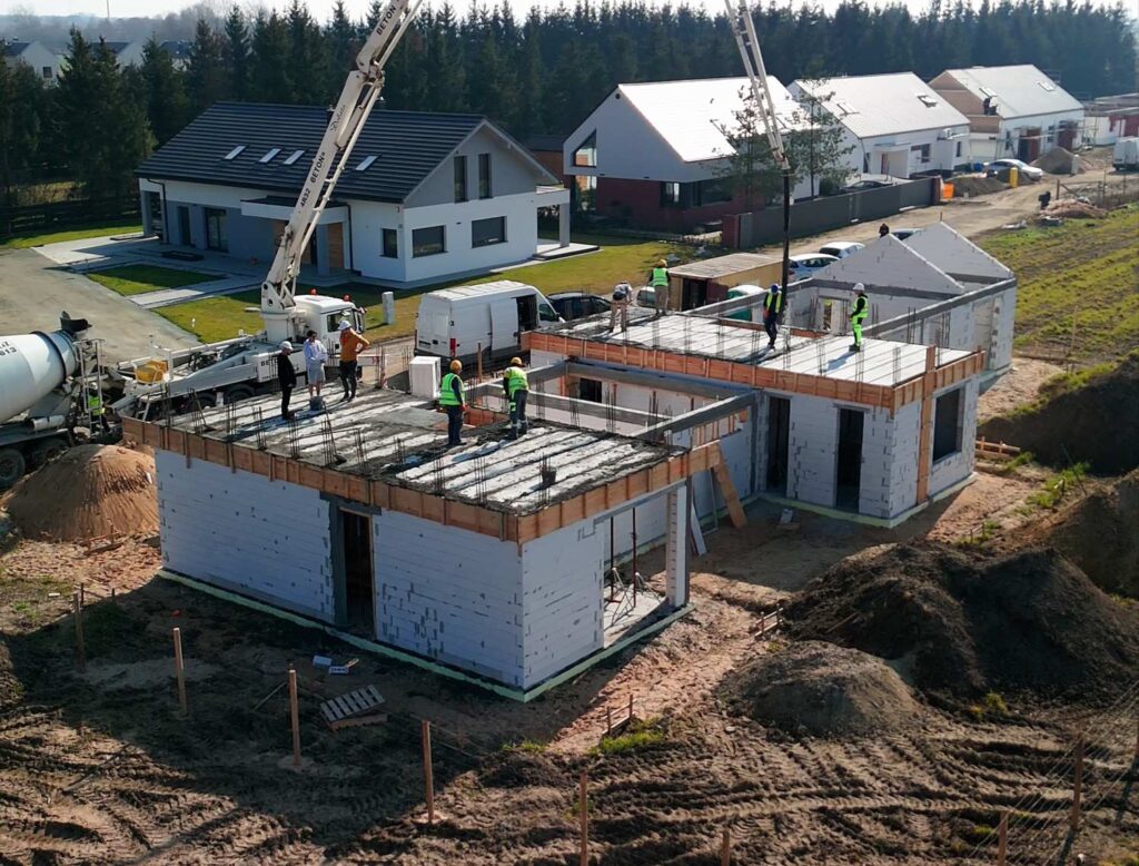 Budowa domu w Wielkopolsce – prace nad stropem na działce budowlanej pod Poznaniem