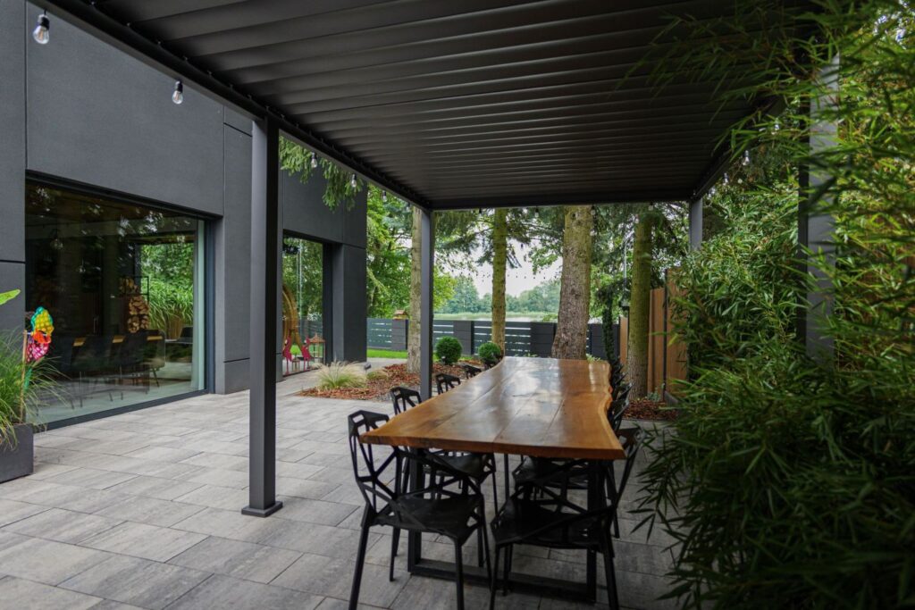 Ekologiczny dom Poznań – taras z pergolą i naturalnym wykończeniem drewna