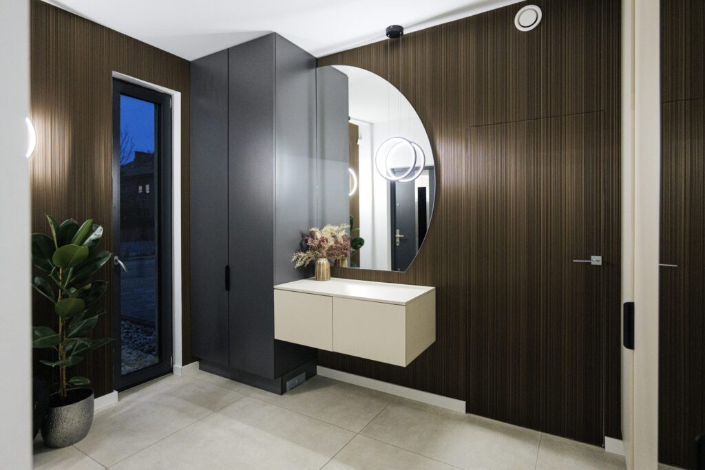 Detale dom luksusowy – nowoczesny hol z lustrem i światłem LED