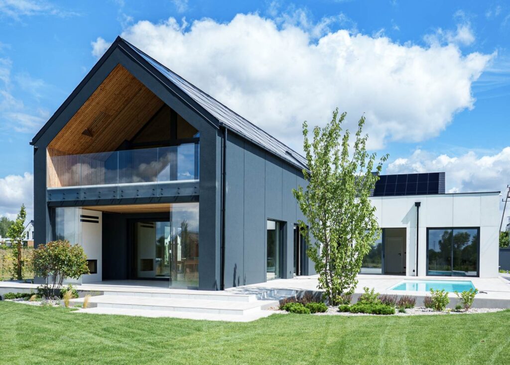 Minimalistyczny dom z przeszkleniami – nowoczesna architektura 2026