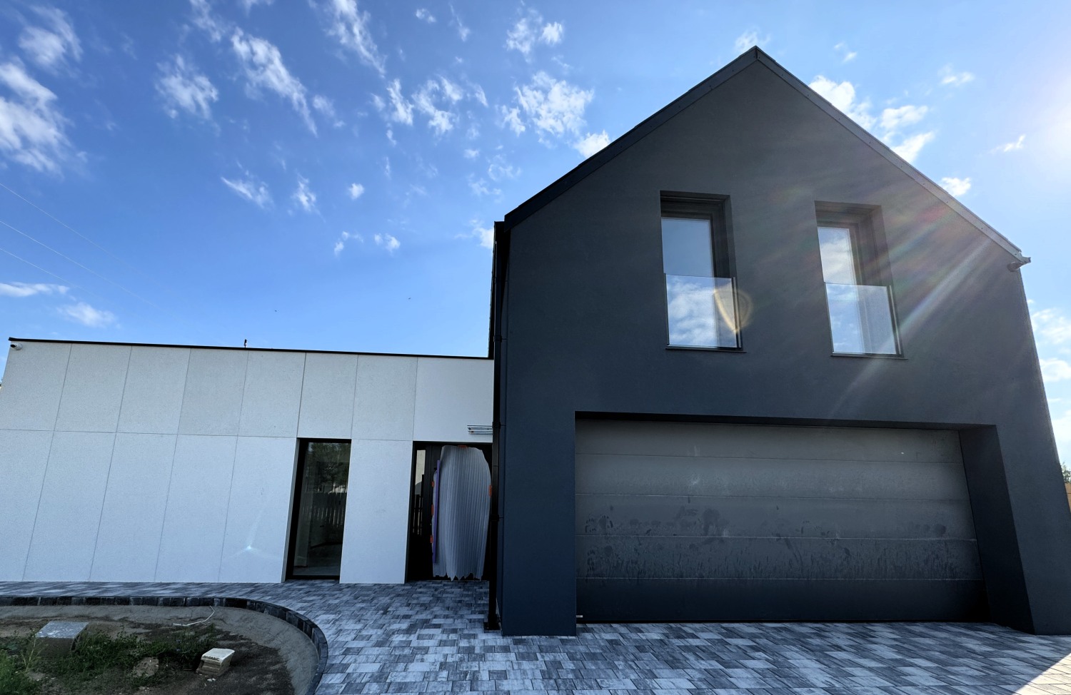 Nowoczesna stodoła pod klucz z dużymi przeszkleniami – realizacja Domy na Miarę w okolicach Poznania