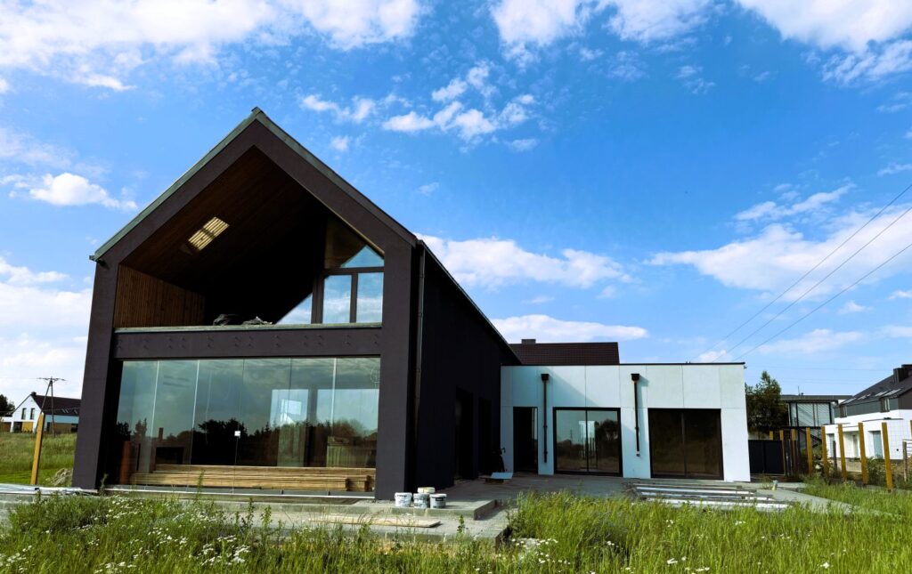 Nowoczesna stodoła pod klucz z dużymi przeszkleniami – realizacja Domy na Miarę w okolicach Poznania