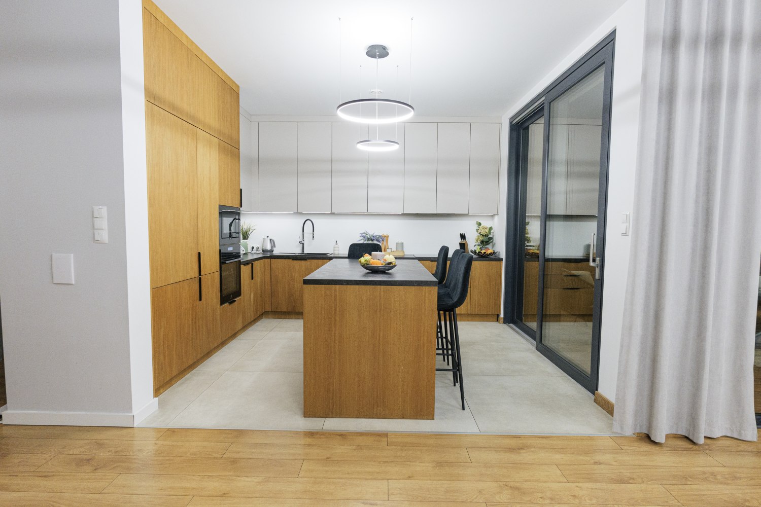 Oświetlenie dom premium – jasna kuchnia z nowoczesnym oświetleniem sufitowym