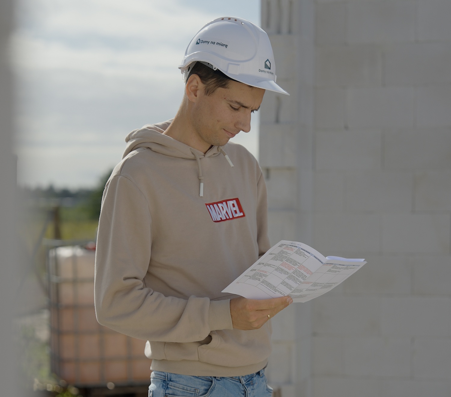Kierownik budowy Domy na Miarę analizujący dokumentację – pozwolenia na budowę domu w Wielkopolsce