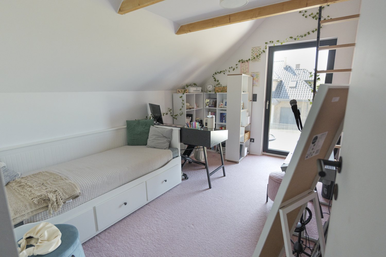 Biuro domowe na poddaszu z rekuperacją – świeże powietrze przez cały rok