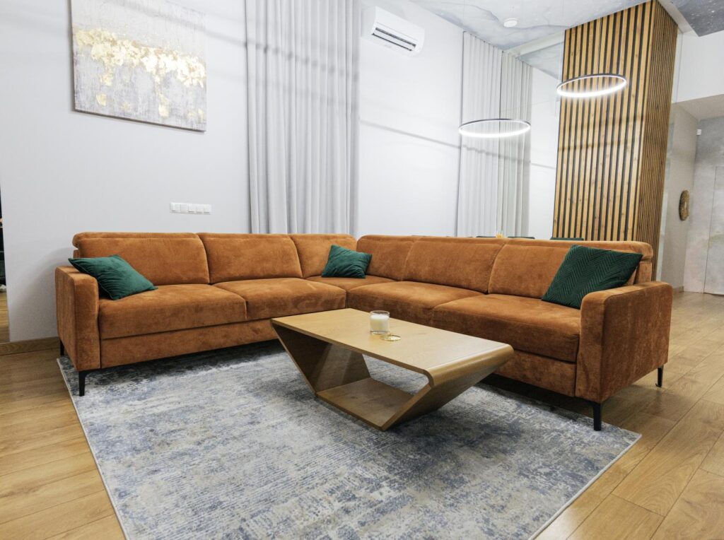 Salon dom luksusowy – ciepłe kolory, detale i spójna aranżacja