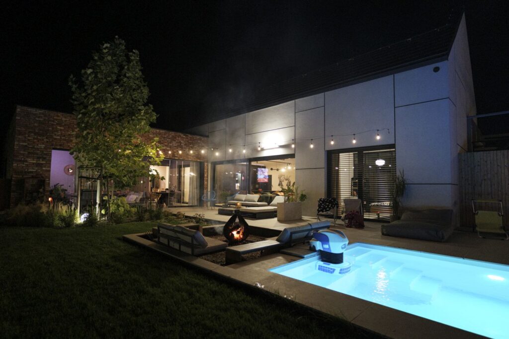 Smart home dom premium nocą – oświetlenie, basen i systemy bezpieczeństwa