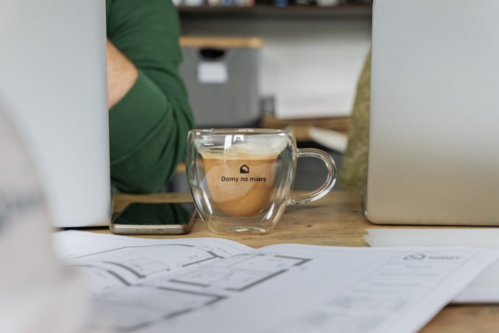 Spotkanie z wykonawcą przy podpisywaniu umowy budowy domu pod klucz – Domy na Miarę