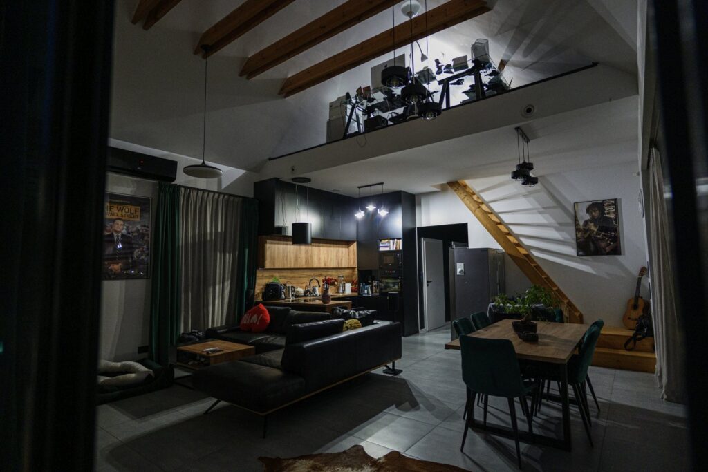 Wnętrza dom premium – industrialne wnętrze z antresolą i drewnianymi belkami