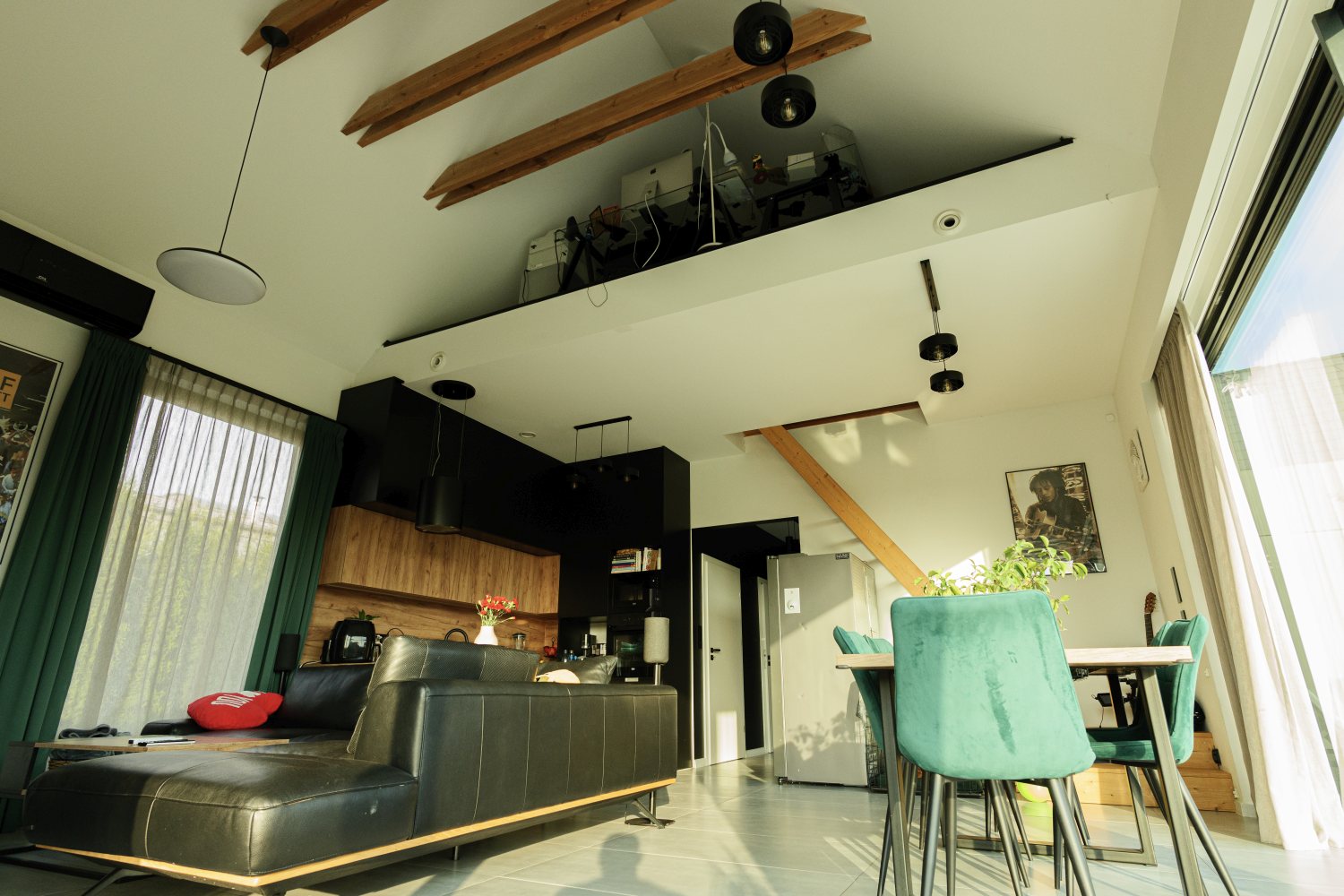 Dom z antresolą – pomysły na przestrzeń i światło