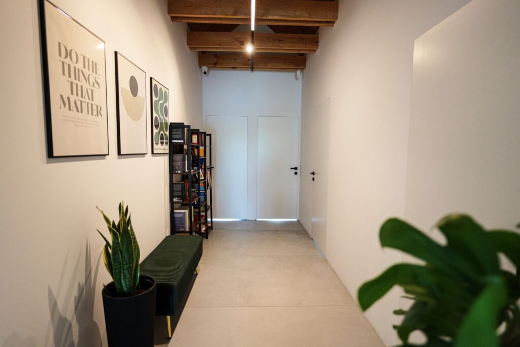 Korytarz w strefie nocnej domu jednorodzinnego z miejscem na zabudowę garderobianą