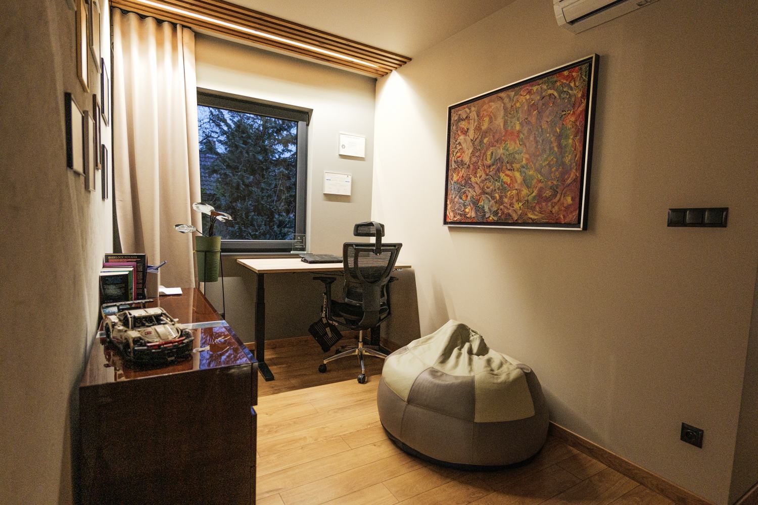 Home office w domu jednorodzinnym – aranżacja idealna do pracy