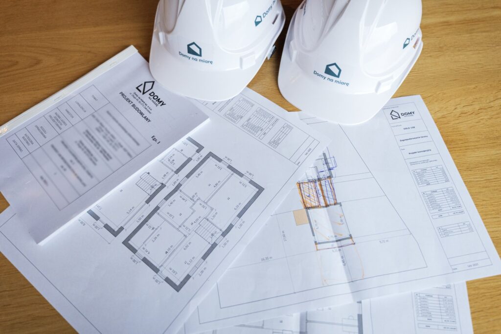 kaski budowlane Domy na miarę leżące na dokumentacji projektowej domu