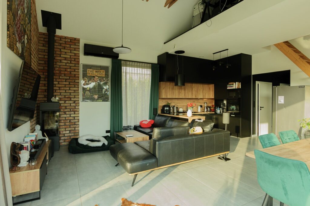Nowoczesne wnętrze domu 120 m2 – salon i kuchnia po wykończeniu