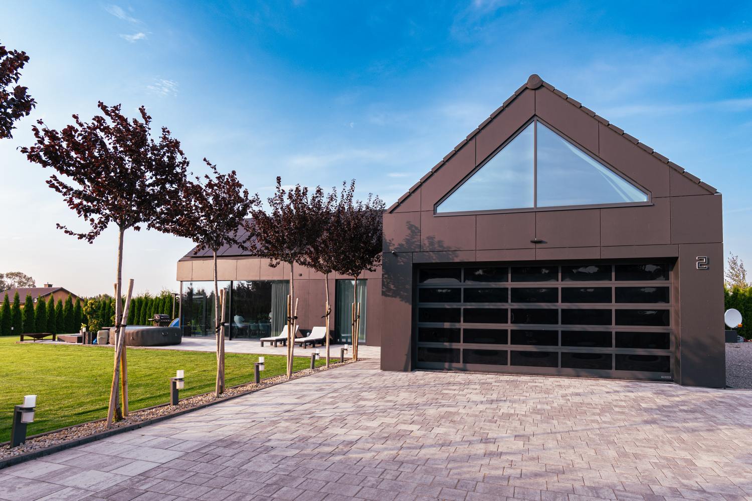 Nowoczesny dom premium z przeszkloną elewacją, garażem i zadbanym ogrodem