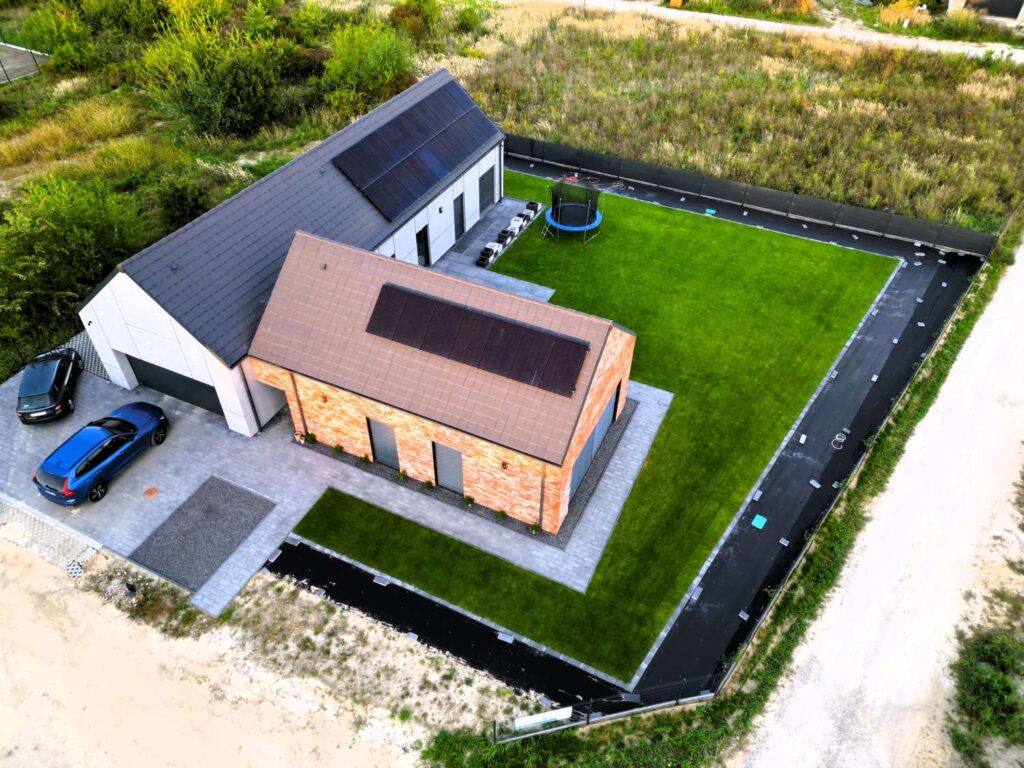 nowoczesny dom energooszczędny z panelami fotowoltaicznymi widok z góry