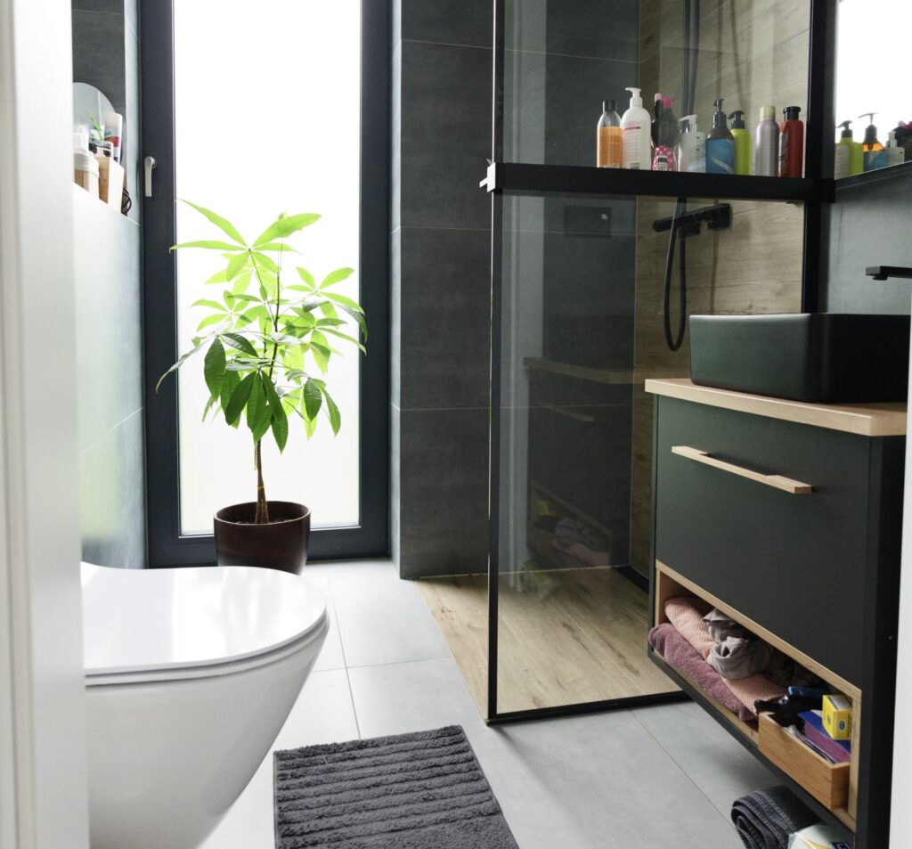 Łazienka z prysznicem walk-in i dużym oknem w nowoczesnym stylu