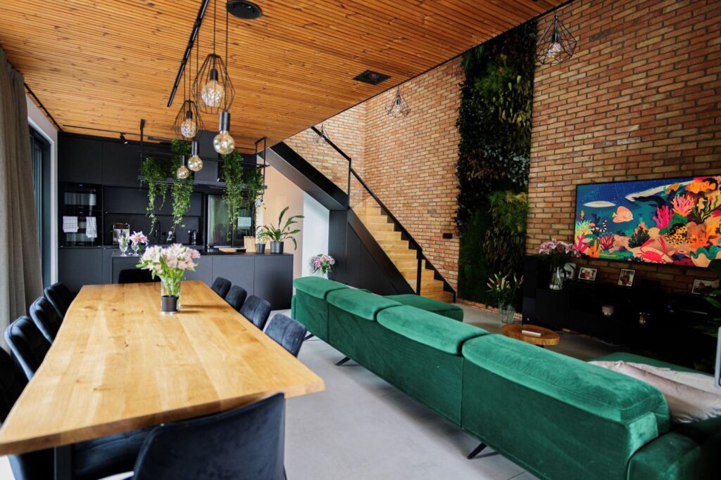 Przestronny salon z antresolą i drewnianymi schodami w domu premium