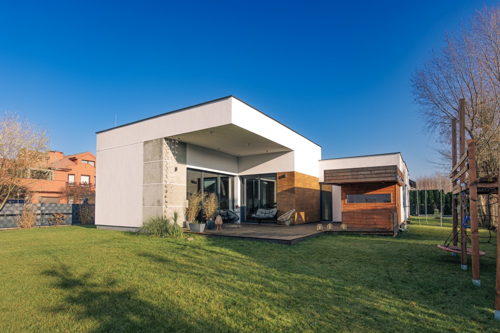 Nowoczesny dom parterowy z tarasem i ogrodem