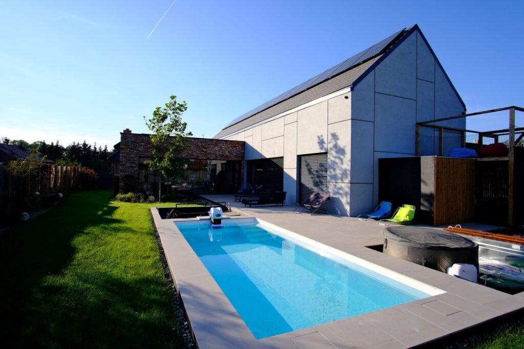 Dom pod klucz w standardzie premium z tarasem i basenem – realizacja 2026