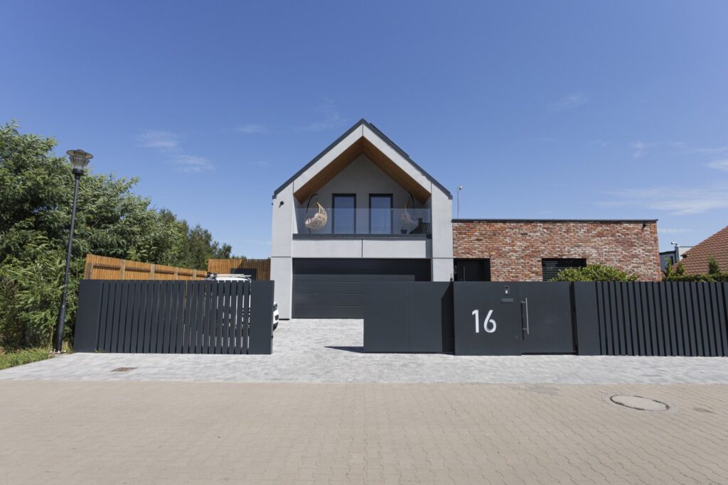 dom z garażem w bryle – funkcjonalny układ frontu budynku