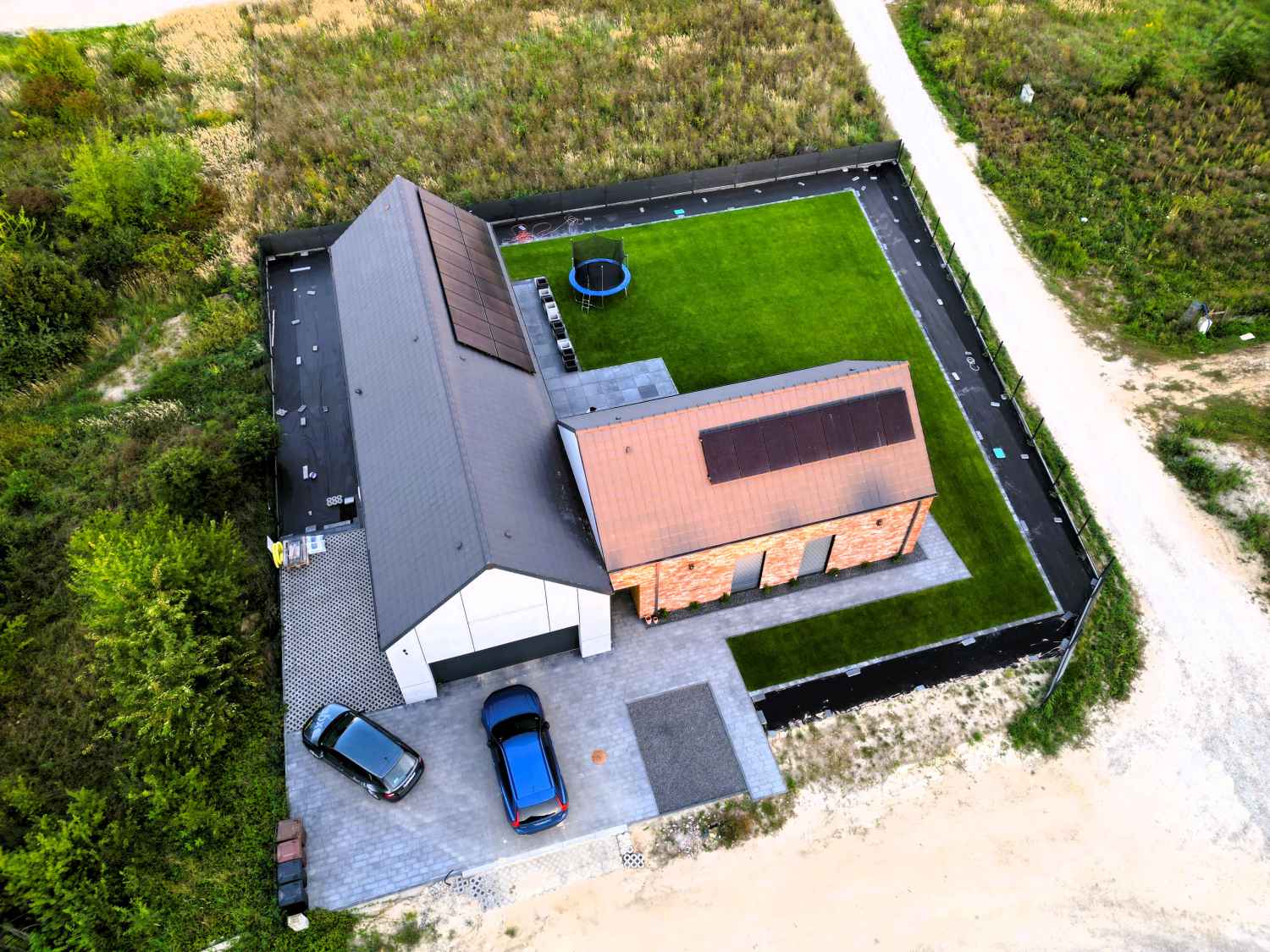 Koszt budowy domu pod klucz w 2026 roku – nowoczesny dom jednorodzinny z lotu ptaka