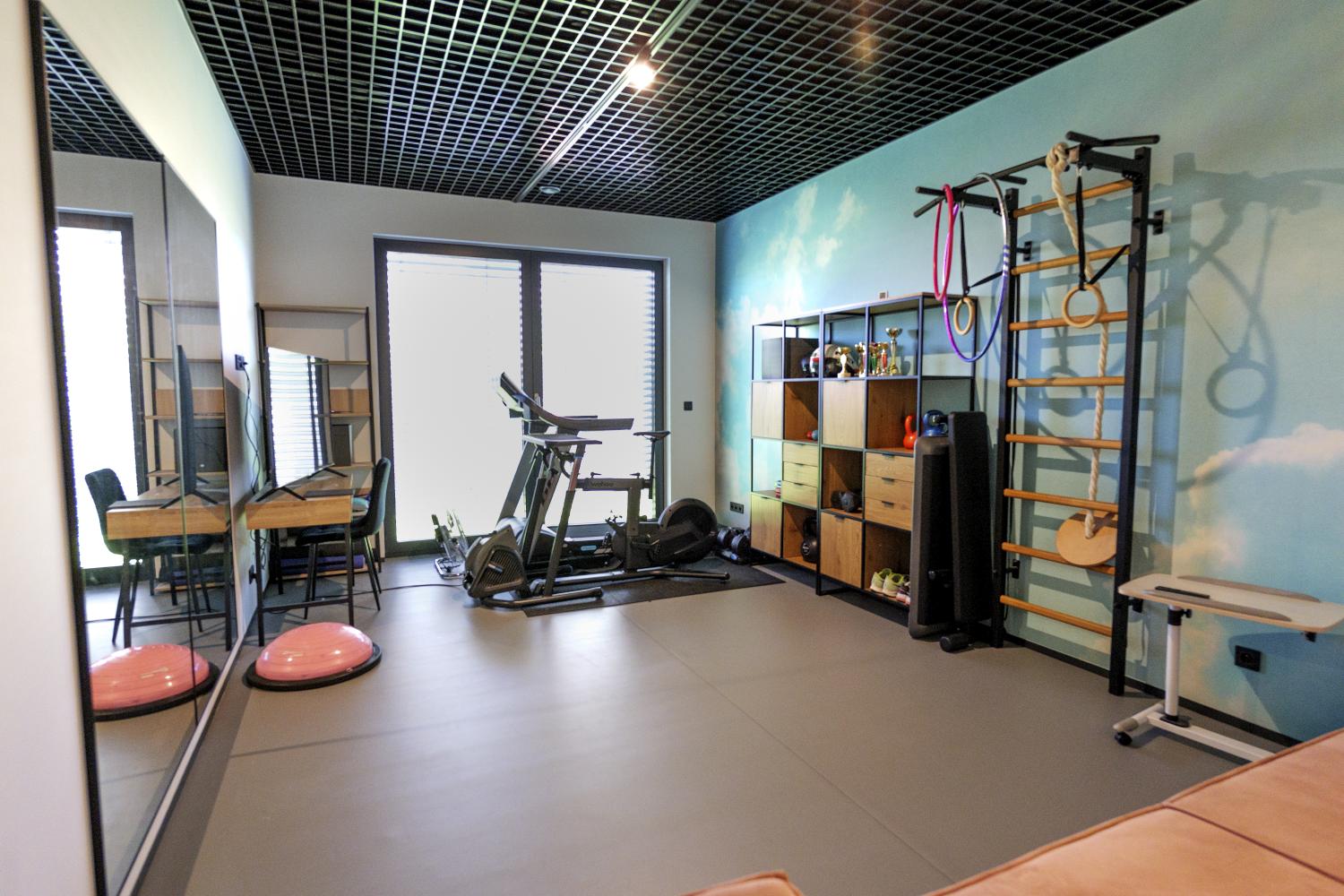 Koszty utrzymania domu – energooszczędne wnętrze z domową siłownią