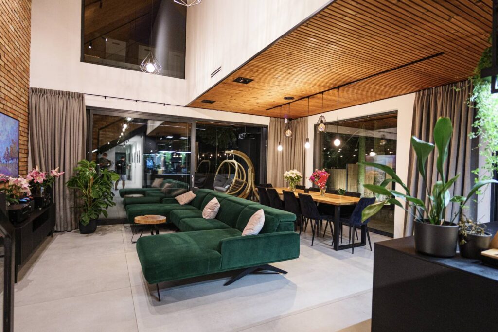 Koszty utrzymania domu – nowoczesny salon w energooszczędnym domu