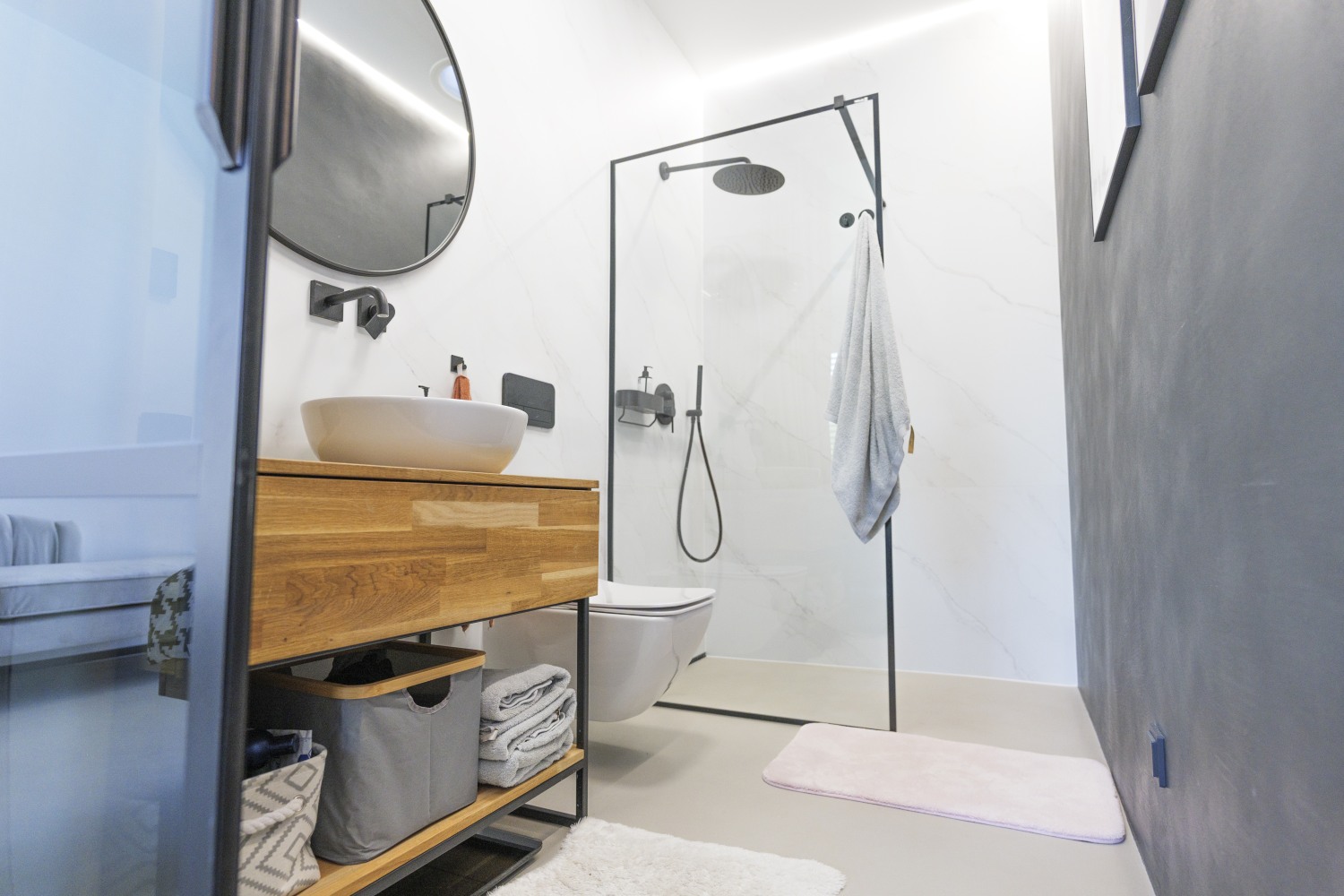 Jak zaplanować łazienkę przy sypialni – komfort, prywatność i funkcjonalność