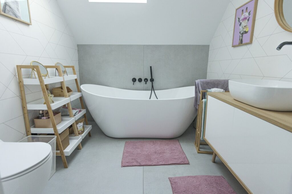 Łazienka przy sypialni z wanną wolnostojącą w strefie prywatnej domu