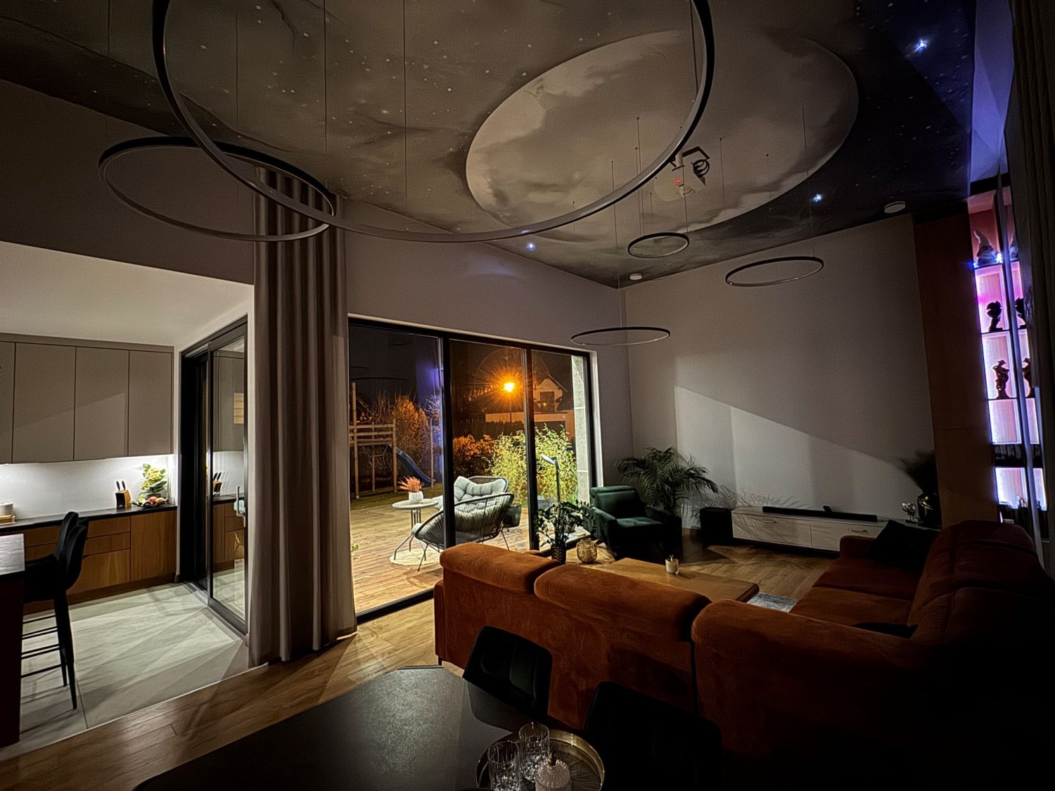 Projekt wnętrz domu zaplanowany na etapie budowy – nowoczesny salon z oświetleniem