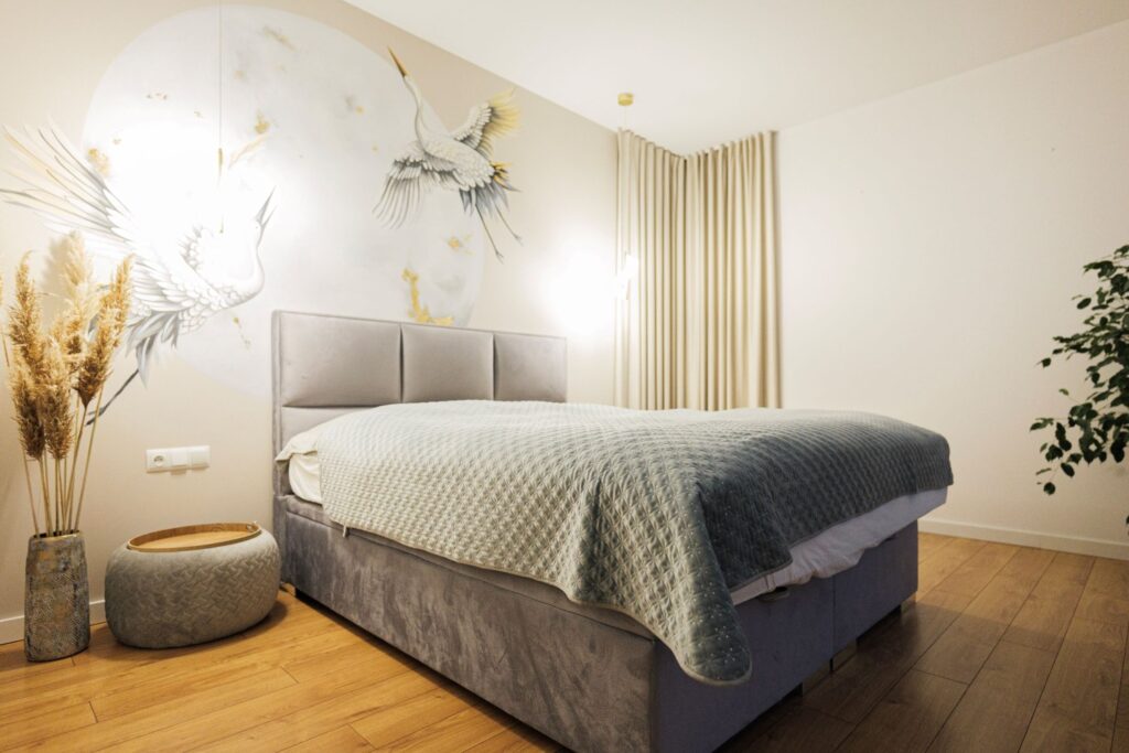 Projekt wnętrz domu jednorodzinnego – sypialnia zaprojektowana we współpracy z projektantem wnętrz