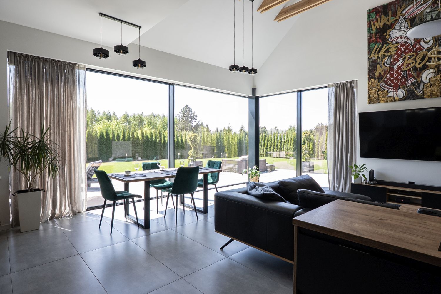 Styl wnętrza domu jednorodzinnego – nowoczesny salon połączony z jadalnią i ogrodem