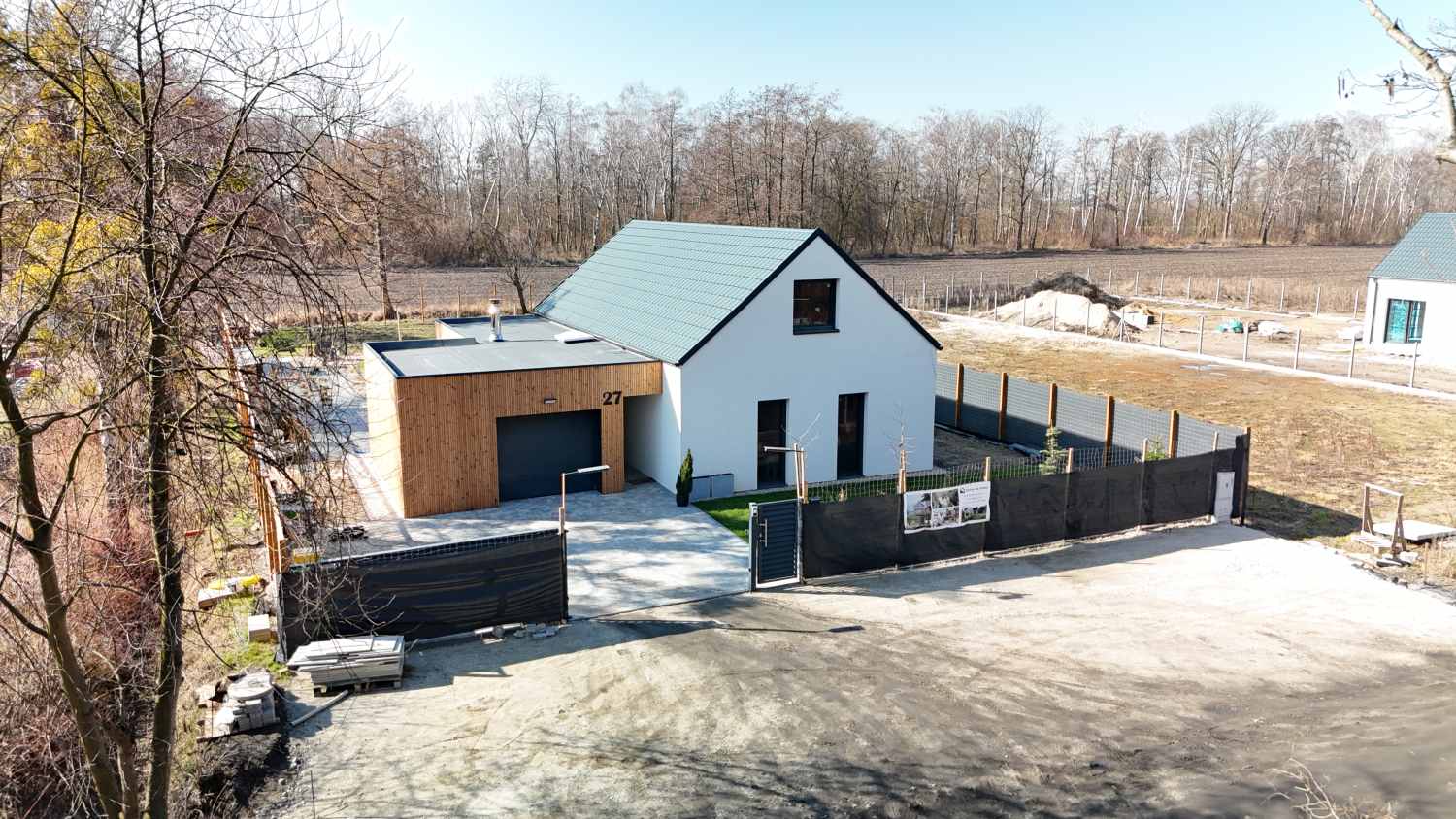 Budowa domu zimą – dom jednorodzinny w trakcie realizacji w okresie zimowym